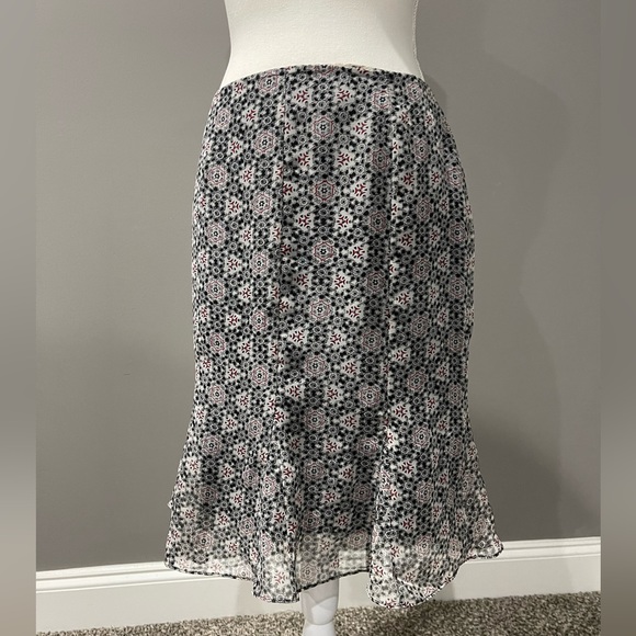 ✨✨Women’s Knee Length Skirt ✨✨ - Picture 1 of 6